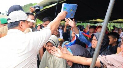 Anak-anak di Lombok Berebut Puzzle Peta Indonesia yang Dibagikan Prabowo