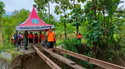 BPBD Jatim Kirim Bantuan Logistik hingga Bangun Jembatan Darurat di Ponorogo