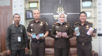 Kejari Kabupaten Mojokerto Kembalikan Uang Sitaan Kasus Korupsi PNPM