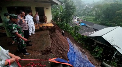 Longsor Terjadi di Prigen Pasuruan, Empat Bangunan Tertimpa