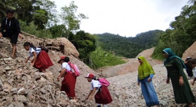 Pelajar di Pacitan Menantang Bahaya Menuju Sekolah
