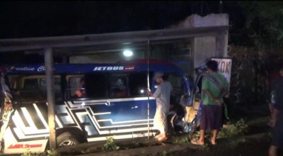 Mobil Rombongan Ziarah Diseruduk Bus di Jombang, Ini Kondisi 14 Penumpangnya