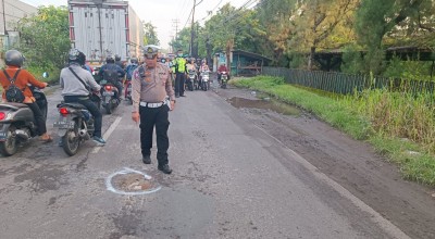 Pemotor Bonceng Tiga, Dua Warga Mojokerto Tewas di Jalan Raya Kletek Taman