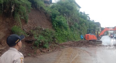 Tebing 15 Meter Longsor Tutup Separuh Jalan di Pacet Mojokerto