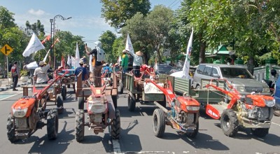 Puluhan Petani Bawa Traktor Serbu Kantor Pemkab Jombang, Ini Penyebabnya