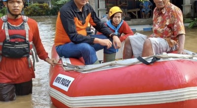 BPBD Evakuasi Lansia Terdampak Banjir Ponorogo ke Masjid