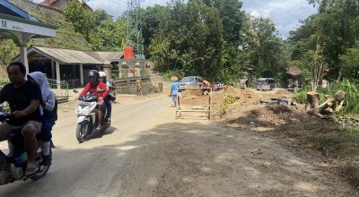 Jalur Ponorogo-Pacitan Ambles Kian Parah, Tersisa Seperempat Lebar Jalan