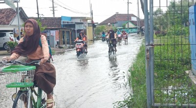 Banjir di Tanggulangin Tak Kunjung Surut, Siswa Diungsikan Belajar ke Masjid