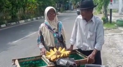 Romantisme Pasutri Lansia Lamongan Ngontel 15 Km Jual Pisang sejak 1975