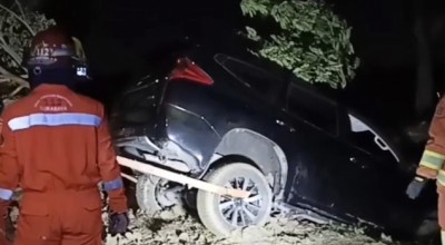 Pajero Hilang Kendali Tercebur ke Anak Sungai Danau Unesa
