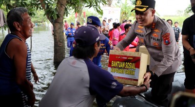 Bantuan dari Kapolres Gresik untuk Warga Terdampak Banjir