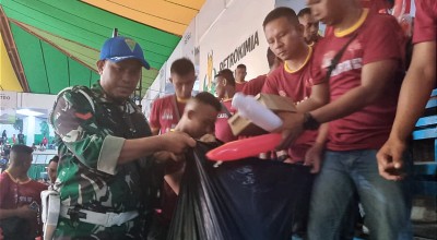 Aksi Simpatik Suporter BIN Bersihkan Sampah GOR Tridharma Gresik