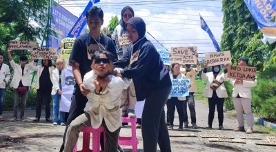 Buntut Pembekuan Acta Surya, Mahasiswa Stikosa AWS Demo Sampaikan 5 Tuntutan