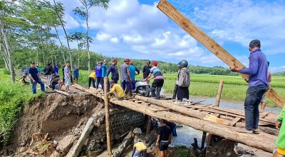 Usut Oknum Pungli, Anak Tenggelam, Warga Jombang Terisolir