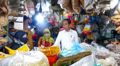 Presiden Jokowi Blusukan ke Pasar Wonokromo, Pastikan Beras Bulog Tepat Sasaran