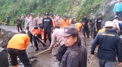 Duh! Batu Raksasa Halangi Mobilitas Warga Ponorogo