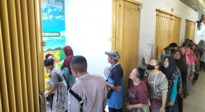 Kendalikan Harga Beras, Bulog Ponorogo Gelar Operasi Pasar