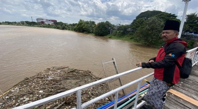 Sampah Ancam Konstruksi Jembatan Lama Berumur 154 Tahun di Kota Kediri