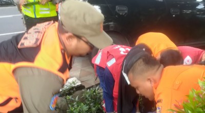 Pengemudi Tewas Diduga Serangan Jantung, Mobil Tabrak Trotoar di Surabaya