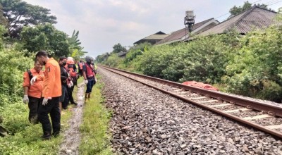 Pria Misterius Tewas Tertabrak Kereta Api di Ketintang, Surabaya