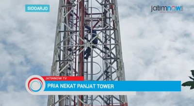 Pria Nekat Panjat Tower