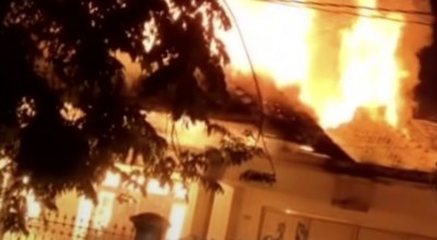 Rumah di Samping SPBU Kota Surabaya Terbakar Hebat