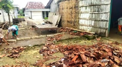 Warga Sampang Tertimpa Rumah saat Hujan Lebat dan Angin Kencang