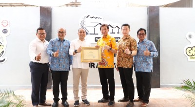 Susanti Megah Raih Anugerah Pelopor Asuh Anak Stunting dari Wali Kota Surabaya