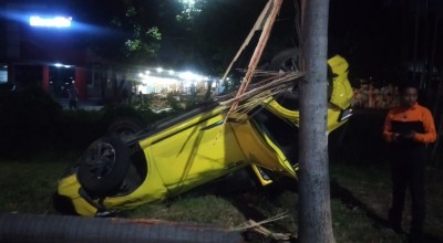 Toyota Raize Mulus jadi Ringsek Usai Terbalik, Kondisi Penumpang Begini