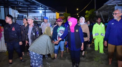 Tinjau Banjir Gresik, Ini Perintah Khofifah kepada PU SDA dan BBWS