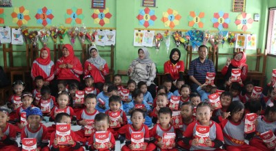 Bunda PAUD Jombang Bagikan Susu hingga Laptop Bareng Alfamart