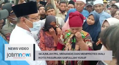 Sejumlah PKL Menangis di Depan Gus Ipul