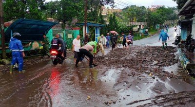Dampak Banjir di Prigen Pasuruan, Tanah Longsor dan Timpa Rumah