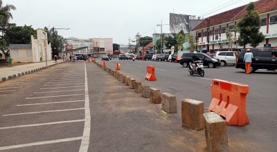 Pemkot Pasang Road Barrier di Jalan Alun-Alun Kota Pasuruan, Rapikan Parkir dan PKL