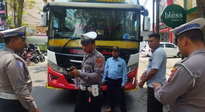 Nekat Potong Jalur di Kediri, Bus Harapan Jaya Kena Batunya
