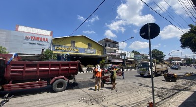 Terdampak Penutupan Jembatan Bandar Ngalim, Jalan A Yani Kota Kediri Diperbaiki