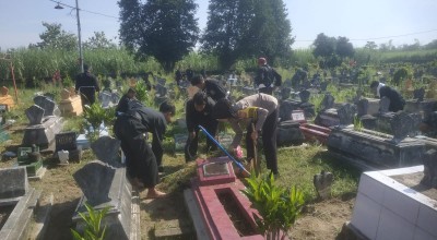 Forum Perguruan Silat di Kediri Bareng-bareng Bersihkan Makam Desa