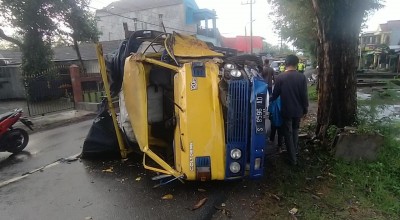 Tabrak Pohon, Truk Muatan Beras Terguling di Jombang