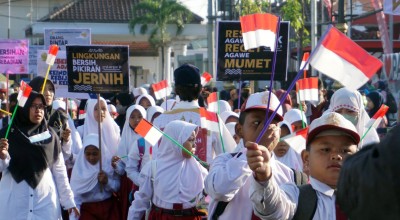Kampanye Pasuruan Resik dan Tertib, Gus Ipul dan Ribuan Siswa SD Pawai Keliling
