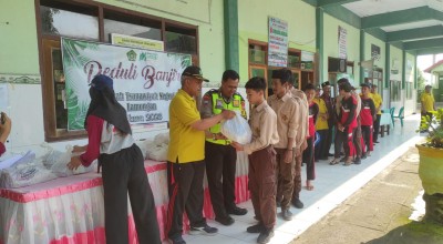 Ketika Pelajar MTs Patungan Bantu Warga Terdampak Banjir di Lamongan