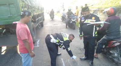Pemotor di Jombang Tewas Tertabrak Truk, Diduga Akibat Jalan Berlubang