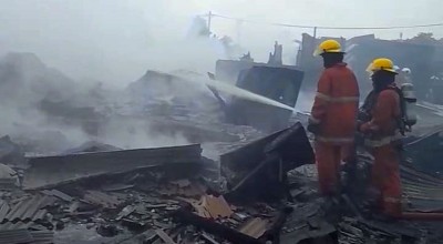 3 Mobil Hangus dalam Kebakaran Gudang di Surabaya, 1 Petugas Terluka