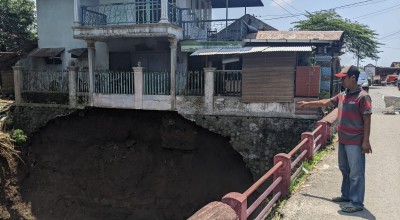 Bibir Sungai Tergerus Air, Keselamatan Penghuni Rumah di Mojokerto Ini Terancam