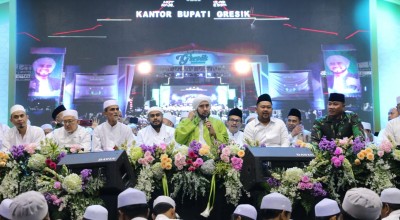 Pemkab Gresik Bershalawat Bersama Habib Syech dan Ribuan Warga