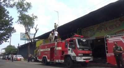Rumah Makan Sagu di Jombang Terbakar