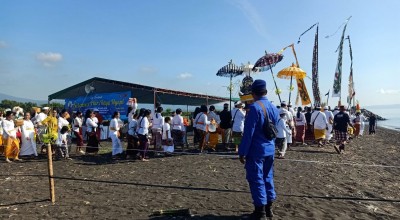 Ratusan Umat Hindu Banyuwangi Melasti di Pantai Marina Boom