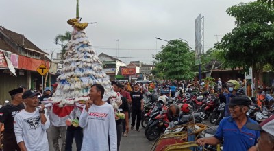 Grebek Gunungan Apem, Ikhtiar Pedagang Pertahankan Pasar Tradisional Kota Bojonegoro