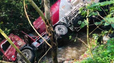 Truk Pertamina Nyungsep ke Sungai di Malang, Sopir Terbawa Arus 200 Meter