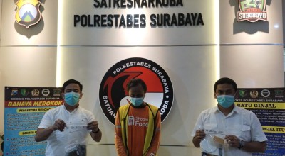 Sibuk Melinting Ganja di Siang Bolong, Pria Surabaya Diringkus Polisi