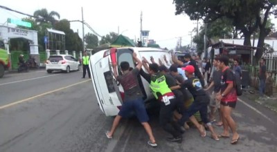 Mobil Sigra Terbalik Usai Tabrak Terios dan Yamaha Vega di Jombang